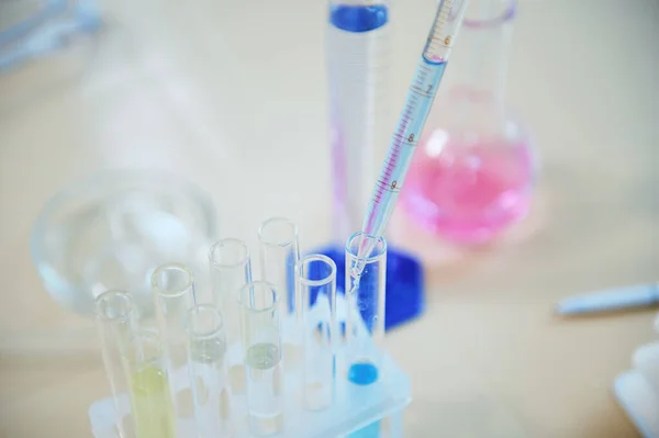 Selective Focus Lab Glassware Chemicals Reagents Table Scientific Research Laboratory — Foto de Stock
