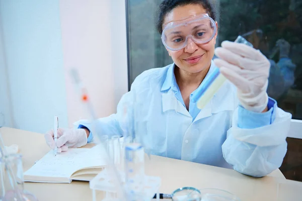 Multi Ethnic Woman Lab Technician Scientist Testing Chemical Experiment Hospital — Zdjęcie stockowe