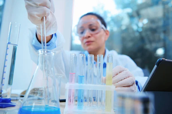 Focus Test Tubes Going Chemical Reaction Blurred Background Female Scientist — ストック写真