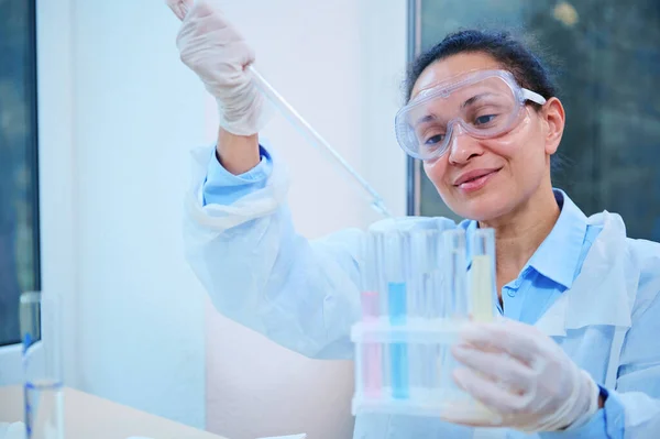 Inspired Latin American Woman Lab Assistant Scientist Chemist Using Glass — ストック写真