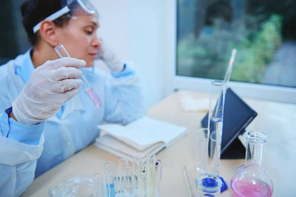 Selective Focus Test Tube Pink Solution Hands Blurred Female Scientist — Foto de Stock