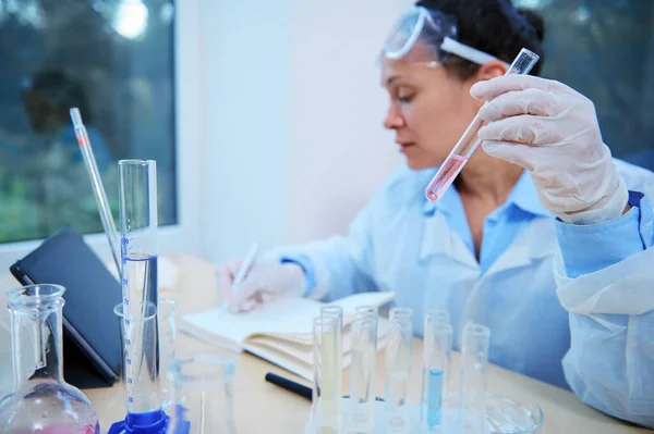 Selective Focus Test Tube Solution Hand Blurred Woman Scientist Pharmacologist — Foto de Stock