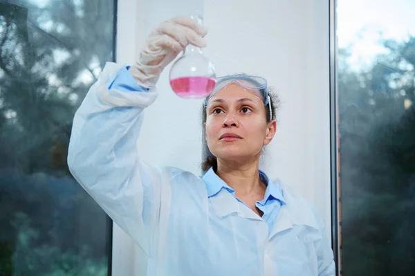 Beautiful Multi Ethnic Woman Scientist Medical Biologist Pharmacologist Lab Coat —  Fotos de Stock