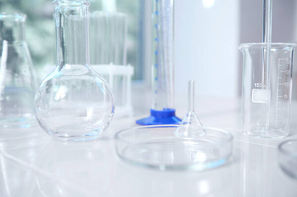 Крупный план пустой лаборатории на белом фоне стола в химической научной биологической лаборатории. Медицина, фармацевтика, клинические исследования, медицина