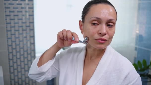 Beautiful Middle Aged Woman Bathrobe Standing Bathroom Using Roller Massager — Stock videók
