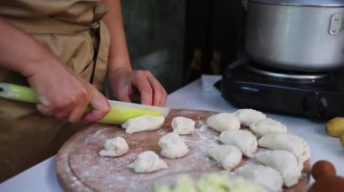 Ev hanımı hamuru hamurdan kesiyor, merdaneyle yuvarlanıyor, kalıpları patates püresiyle dolduruyor, ev yapımı Ukrayna varenisi oluyor. Ukrayna 'da geleneksel ulusal yemek