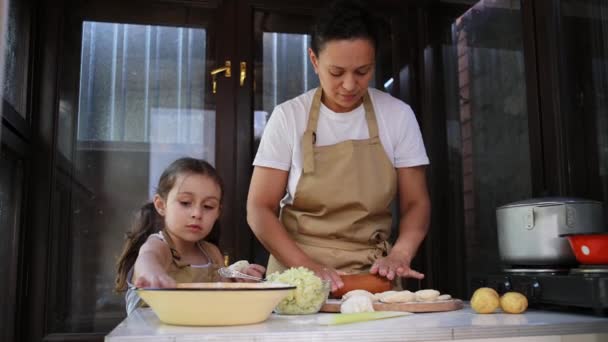 Pretty Mom Daughter Wearing Beige Chef Apron Cooking Dumplings Together — Vídeo de Stock