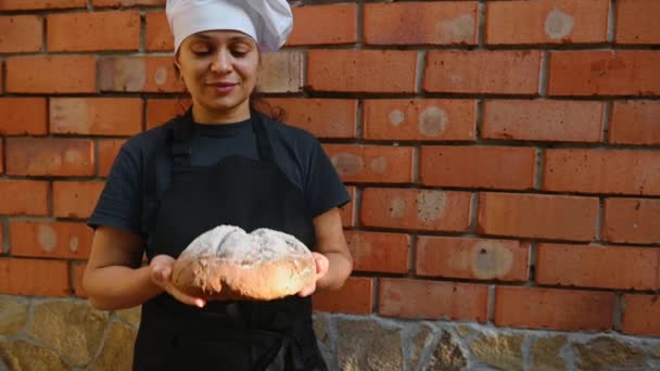 Mulher Latino Americana Padeiro Confeiteiro Avental Chefs Pretos Boné Branco — Vídeo de Stock