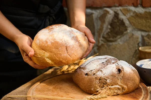 Detalles Manos Panadero Sosteniendo Hogaza Redonda Pan Casero Masa Fermentada — Foto de Stock