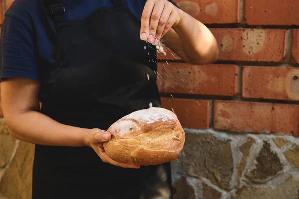 Vue Recadrée Boulanger Sur Tablier Chef Noir Saupoudrant Farine Blanche — Photo