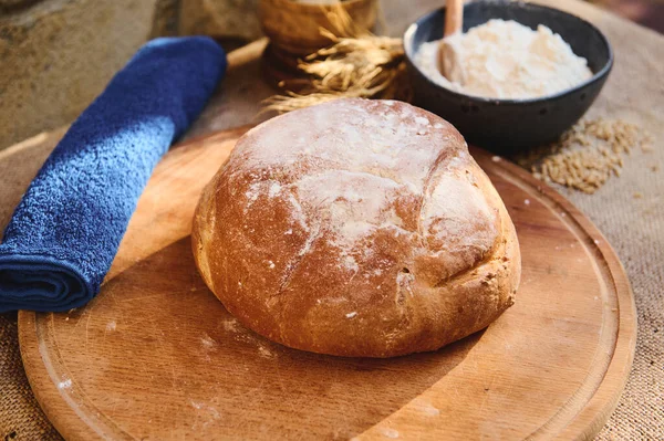 Martwa Natura Bochenkiem Domowego Chleba Zakwasie Świeżo Upieczonego Zgodnie Tradycjami — Zdjęcie stockowe