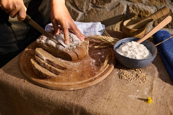 Выборочный Фокус Руках Пекаря Помощью Ножа Нарезает Буханку Цельного Зернового — стоковое фото
