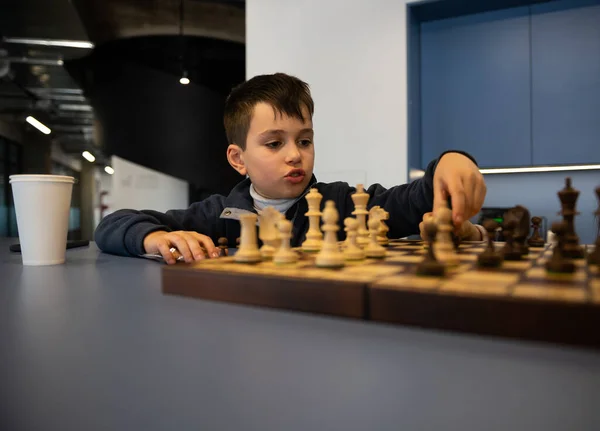 Smart Pojke Spelar Schack Flyttar Schackpjäs Schackbrädet Schackmatt Utveckling Logiskt — Stockfoto