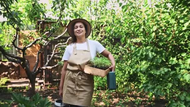 Retrato Estilo Vida Uma Mulher Bonita Jardineiro Horta Com Uma — Vídeo de Stock
