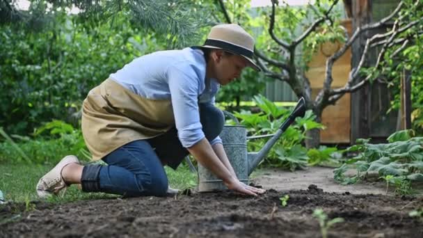 Side Portrait Busy Woman Farmer Straw Hat Beige Apron Tampering — Stock Video