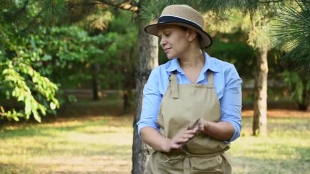 Tailliertes Porträt Einer Charmanten Multiethnischen Bäuerin Blauem Hemd Beiger Schürze — Stockvideo