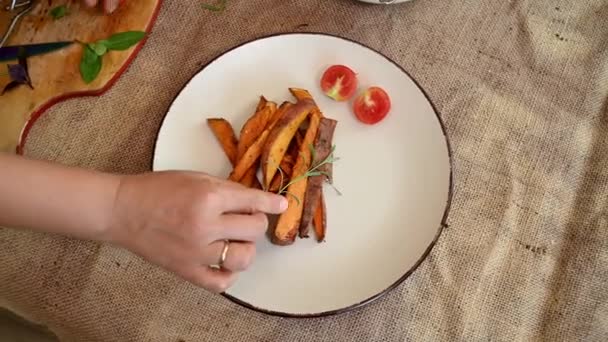 Vista Cima Uma Mão Chefs Servindo Prato Com Batatas Doces — Vídeo de Stock