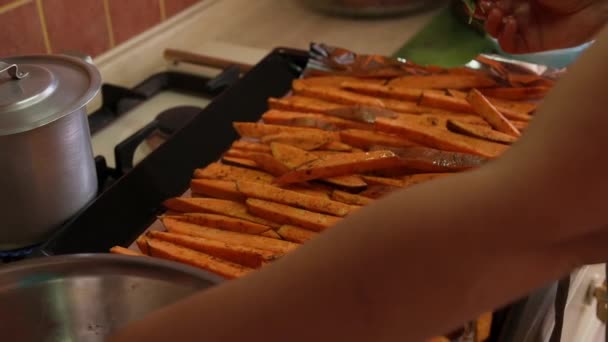 一位家庭主妇在自家厨房准备健康的素食午餐时 将生吃的有机红薯片 撒满了油和烹调用的香草放在烤盘上 她的手部的特写 — 图库视频影像