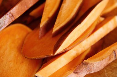 Durgun hayat. Tahta masadaki tatlı patateslere odaklan. Metin için alanı kopyala. Sağlıklı çiğ vejetaryen yemeği. Pankart. Üst Manzara. Sağlıklı besinlerle zenginleştirilmiş organik batata.