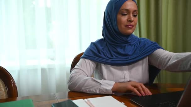 Stilvolle Selbstbewusste Moderne Arabische Geschäftsfrau Lässigem Hemd Und Blauem Hidschab — Stockvideo