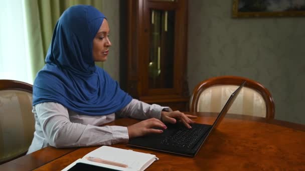 Mujer Árabe Musulmana Hermosa Confiada Gerente Minorista Exitoso Empresario Empresario — Vídeo de stock