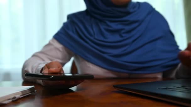 Крупный План Женщина Хиджабе Достает Зарядное Устройство Заряжает Свой Смартфон — стоковое видео
