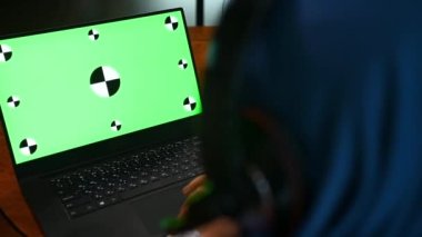 Laptop kullanan tesettürlü kadın. Yeşil krom anahtar. Reklam alanını kopyala. Promosyon videosu veya film eklemek için ideal bir video. Model ekran. Merkez çalışanını ara. Tarayıcı Haberler. Mali Raporlar