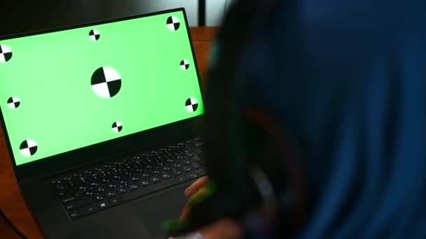 Nahaufnahme Einer Frau Hidschab Die Einen Laptop Benutzt Grüner Chromakey — Stockvideo