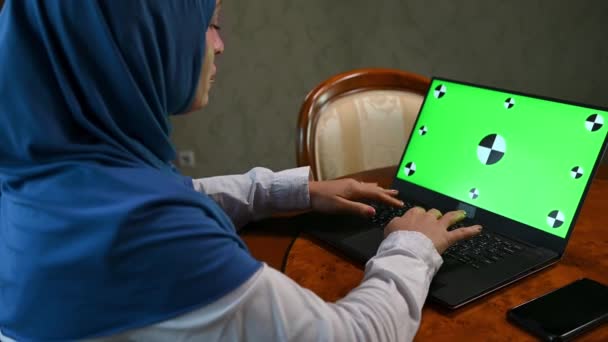 Zadní Pohled Sebevědomou Multitasking Arabskou Muslimku Hidžábu Sedí Dřevěným Stolem — Stock video