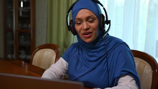 Arabiske Muslimske Smukke Kvinde Hijab Lyd Hovedtelefoner Kundeservice Arbejdstager Gør – Stock-video