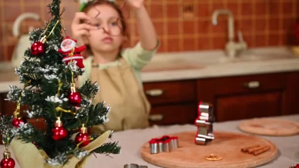 Επιλεκτική Εστίαση Στο Χριστουγεννιάτικο Δέντρο Ένα Τραπέζι Καλυμμένο Λινό Τραπεζομάντηλο — Αρχείο Βίντεο