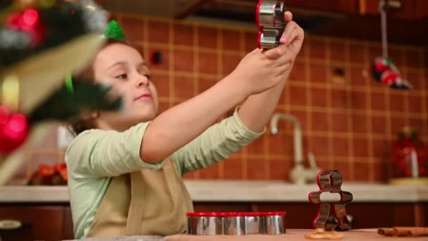 Criança Encantadora Entusiasta Menina Encantada Avental Chef Aro Elfo Brincando — Vídeo de Stock