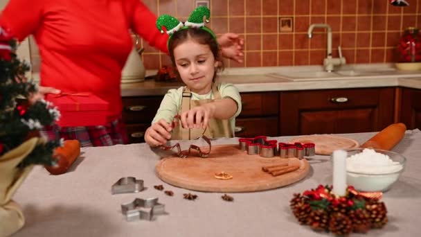 Mooi Kind Speelt Met Peperkoek Koekjessnijders Huiskeuken Als Haar Moeder — Stockvideo