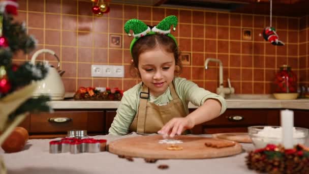 Charmigt Kaukasiskt Barn Bedårande Tankeväckande Liten Flicka Beige Kockar Förkläde — Stockvideo