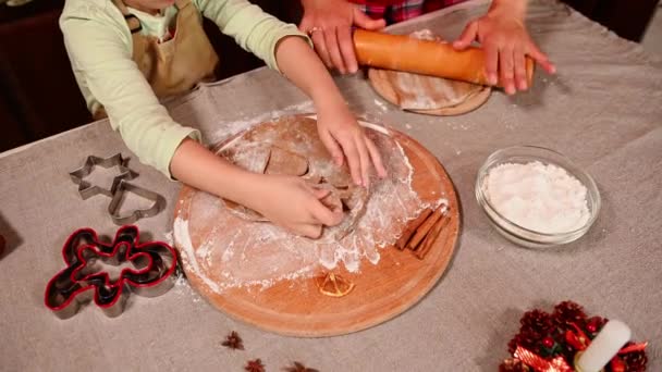 Vista Superior Mamá Hija Preparando Deliciosas Galletas Caseras Jengibre Juntos — Vídeo de stock