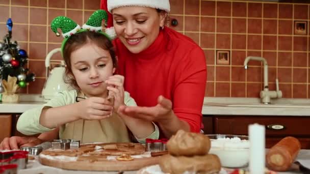 Szczęśliwa Rodzina Ładna Kobieta Kochająca Mama Czerwonym Swetrze Kapeluszu Mikołaja — Wideo stockowe