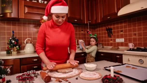 Bella Donna Babbo Natale Cappello Utilizzando Mattarello Stende Pasta Pasticcera — Video Stock