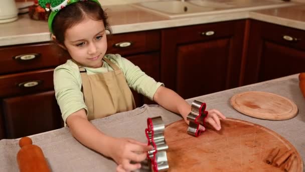 Encantador Niño Edad Elemental Caucásico Adorable Niña Delantal Chef Beige — Vídeo de stock