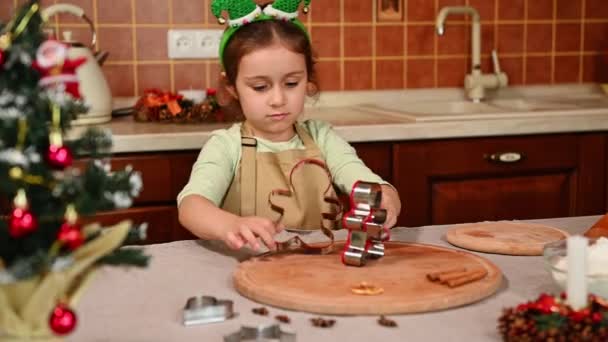 Веселого Різдва Сімейна Підготовка Їжі Мила Кавказька Щаслива Дівчинка Ельфійським — стокове відео