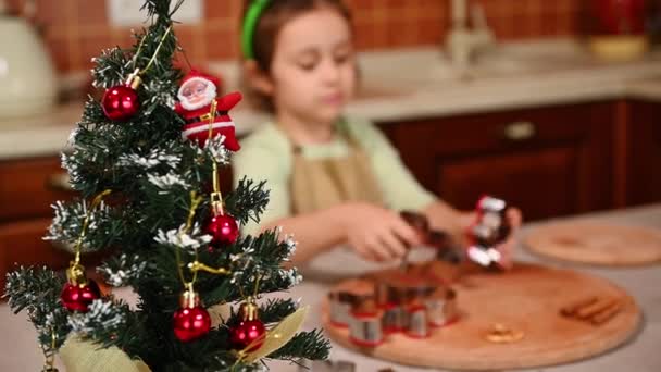Vista Árbol Navidad Una Mesa Cocina Enfoque Cambiante Una Bonita — Vídeos de Stock