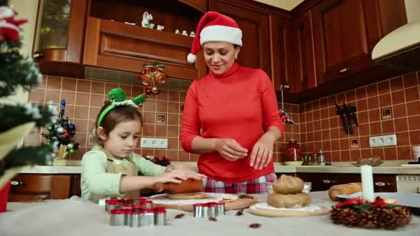 Affascinante Donna Ispanica Con Maglione Rosso Cappello Babbo Natale Una — Video Stock