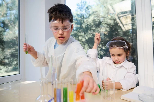 Leuke Kinderen Blanke Jongen Meisje Beschermende Brillen Labjassen Scheikunde Leren — Stockfoto