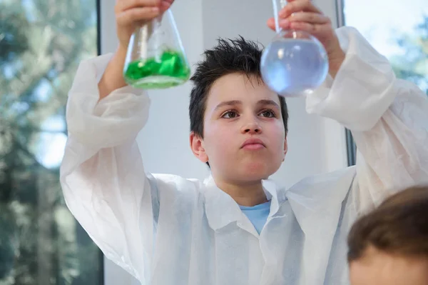 Knappe Blanke Schooljongen Een Wetenschapper Chemicus Een Witte Labjas Die — Stockfoto