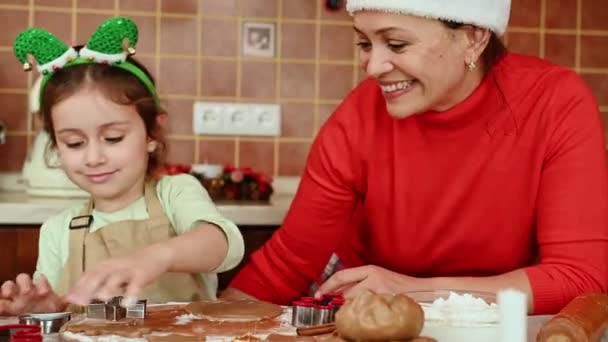 Bella Donna Multietnica Cappello Babbo Natale Una Madre Amorevole Sua — Video Stock
