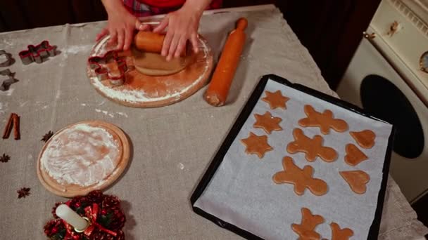 Выборочный Фокус Top View Baking Sheet Raw Cut Out Gingerbread — стоковое видео