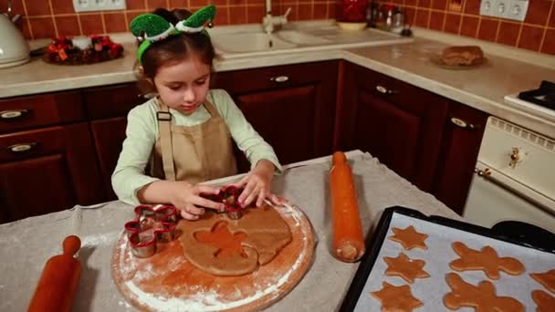 Adorable Pastelera Niña Delantal Chefs Aro Elfo Usando Cortador Galletas — Vídeo de stock