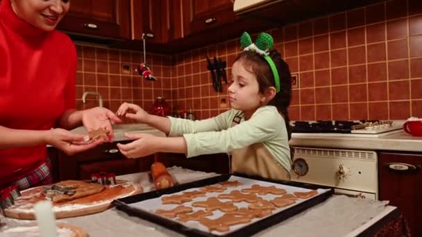 집에서 크리스마스 분위기 사랑하는 어머니를 매력적으로 생각하는 여자는 쿠키를 잘라서 — 비디오