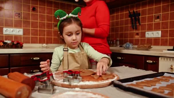 Schönes Kaukasisches Kind Ein Nettes Kleines Mädchen Das Genießt Selbst — Stockvideo