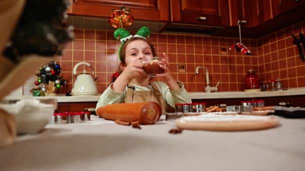 Menina Branca Aro Elfo Avental Chefs Descansando Com Uma Xícara — Vídeo de Stock