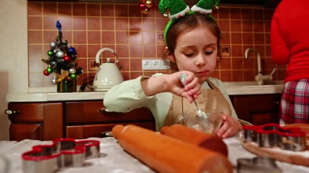 Criança Caucasiana Encantadora Uma Linda Menina Vestindo Avental Chefs Bege — Vídeo de Stock
